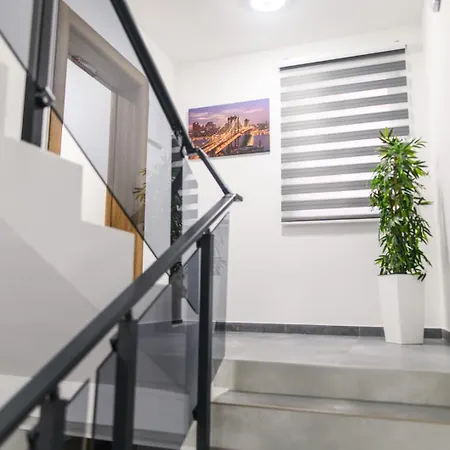 Bozur Apartmani, Kod Hotela Sunce